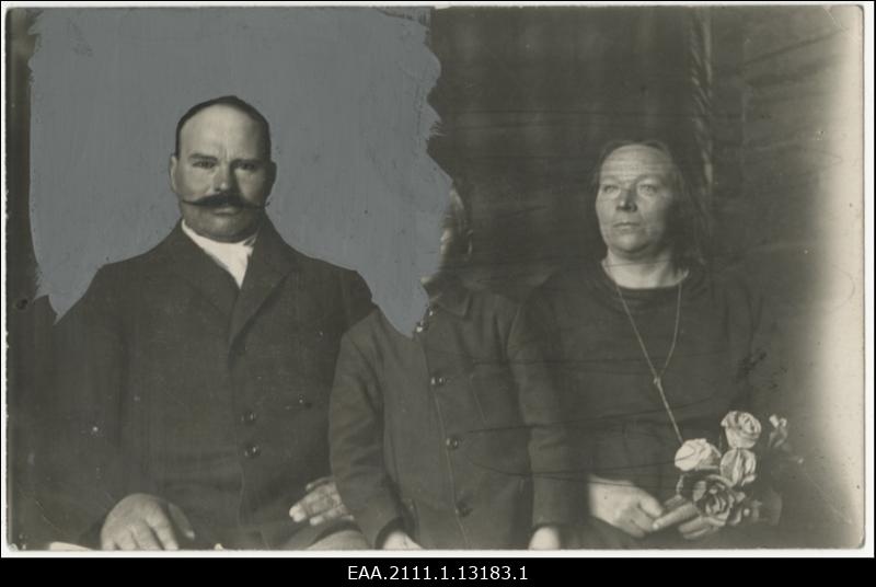 Ulila vallavanem ja põllumees Eduard Õsso perega