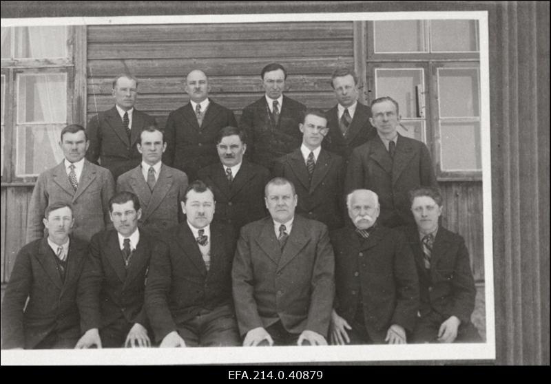 Uusna vallavalitsus ja vallavolikogu.