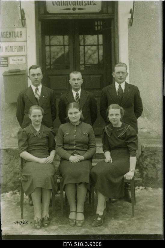 [Einmani] vallavalitsuse töötajad.