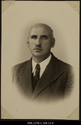 Portree tundmatust Pihtla vallavalitsuse liikmest.  duplicate photo