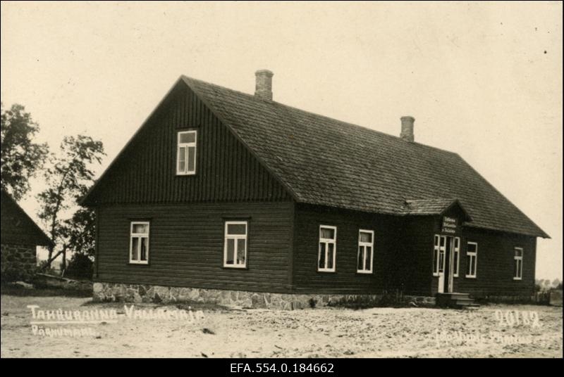 Tahkuranna vallavalitsuse ja vallakohtu hoone, (tellimustöö ajakirjanduskontorile "Uudis").
