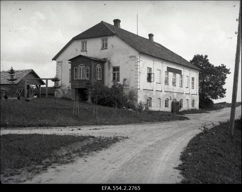 Holstre vallamaja endises Holstre mõisa härrastemajas.