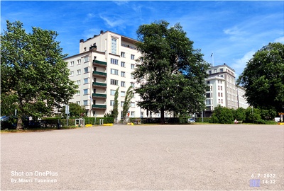 Pohjoinen Hesperiankatu 21 - Runeberginkatu 34, taustalla Runeberginkatu 47. Etualalla vanha puurakennus. rephoto
