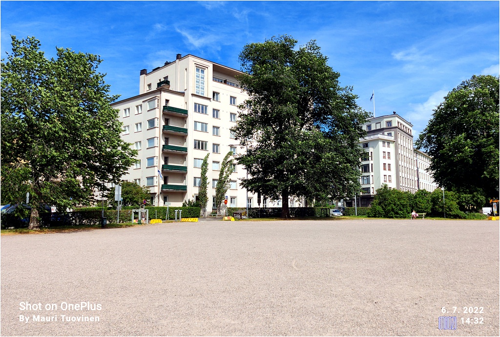 Pohjoinen Hesperiankatu 21 - Runeberginkatu 34, taustalla Runeberginkatu 47. Etualalla vanha puurakennus. rephoto