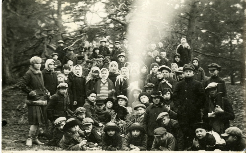 Arvatavasti Kihelkonna õpilased Pidula maalinnal