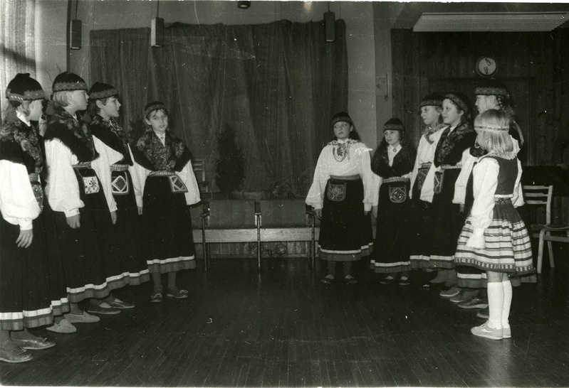 Folkloorifestivali Baltica`89 Saaremaa päevade eelvoor: esineb Kuressaare II Keskkooli rahvalauluansambel Rannala