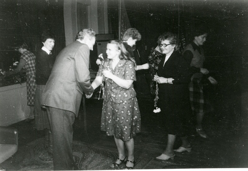 Albert Uustulndi 60. juubeli tähistamine "Saare Kaluri" klubis: juubilari õnnitleb Tiiu Kupp. 1985.a.