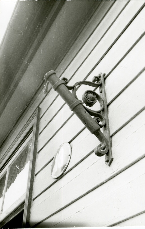 Kuressaare sepised: lipuvarda hoidik Suur-Sadama 13