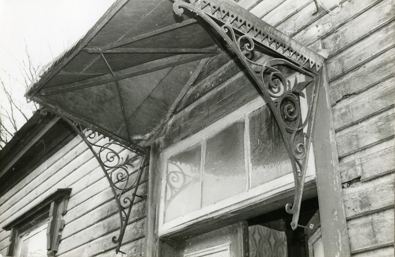 Kuressaare sepised: varikatuse konsoolid Suur-Sadama 12