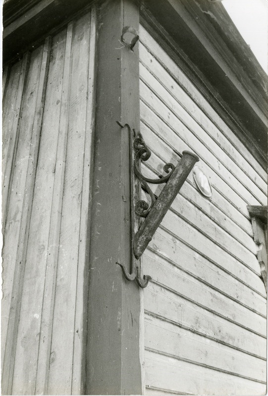 Kuressaare sepised: lipuvarda hoidik Suur-Sadama 12