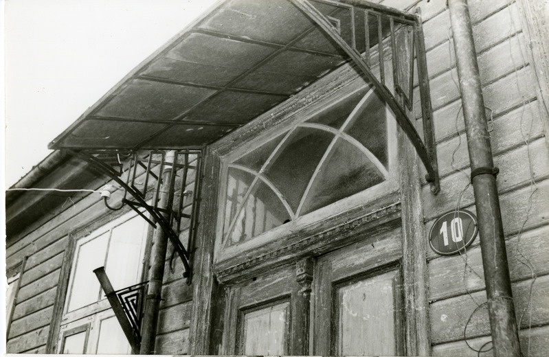 Kuressaare sepised: varikatuse konsoolid Väike-Sadama 10