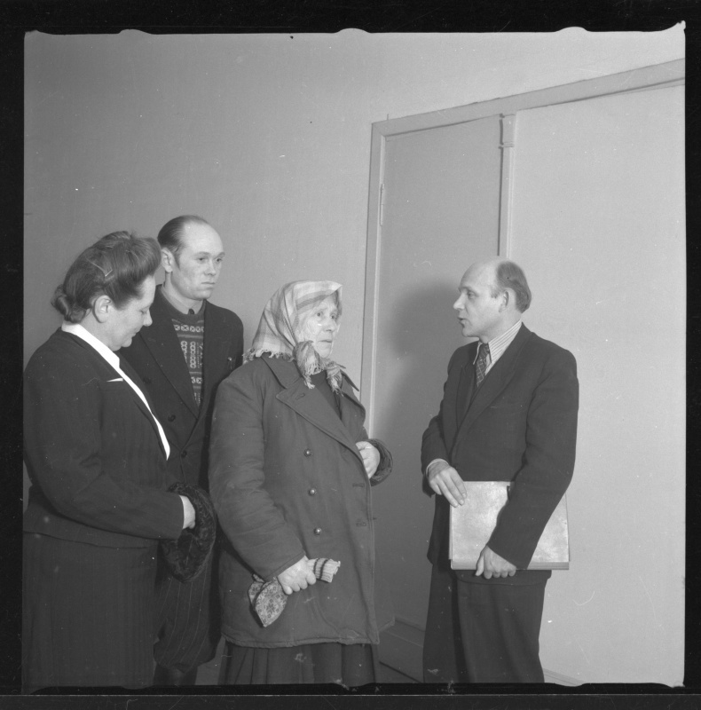 Mehed ja naised vestlemas