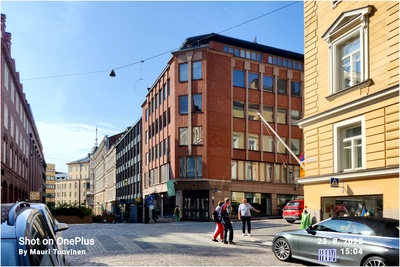 Pieni Roobertinkatu 7-13. Pienen Roobertinkadun ja Korkeavuorenkadun kulmauksessa kuvan keskellä matala puutalo. rephoto