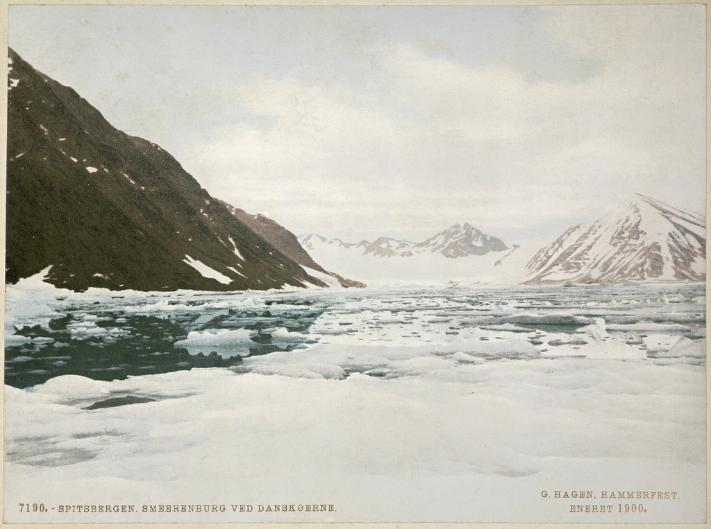 7190. Spitsbergen. Smeerenburg leads Danskøerne