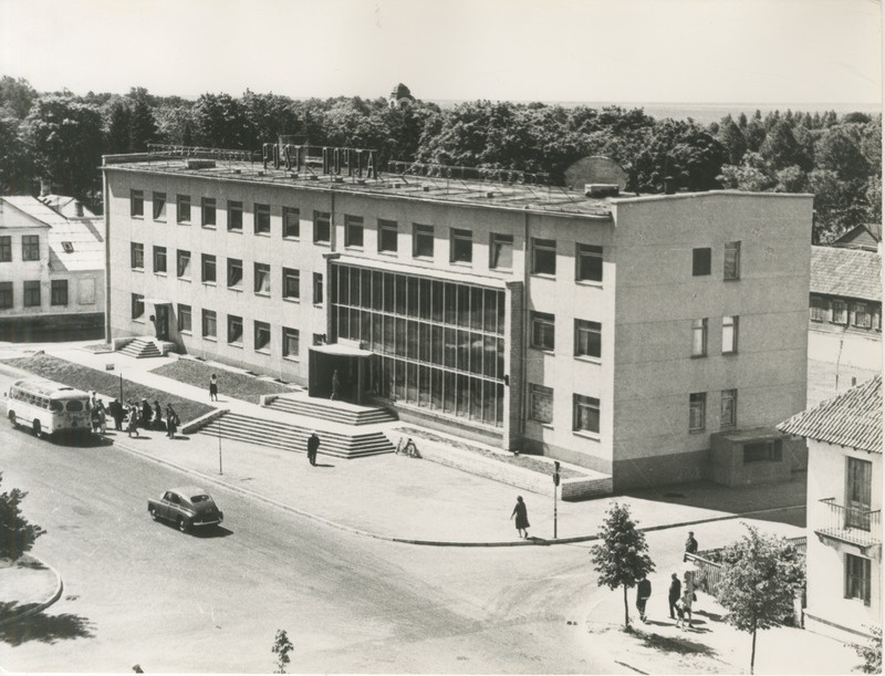 Foto. Pärnu peapostkontori eestvaade. Hoone valmis 1965.a.