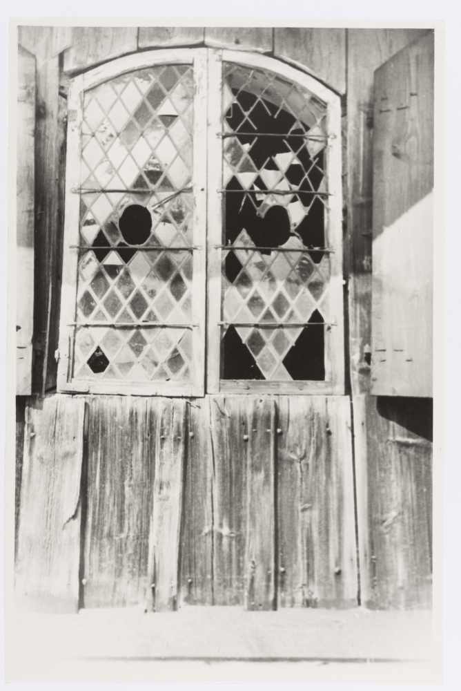 Ruhnu puukirik, aken kiriku lõunaseinas.