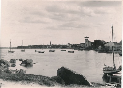 Foto. Haapsalu ranna-äär paatidega. Vaade Vana-sadamast linnale. Foto ca 1906.  duplicate photo
