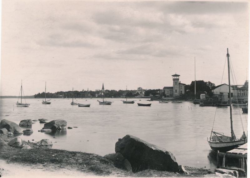 Foto. Haapsalu ranna-äär paatidega. Vaade Vana-sadamast linnale. Foto ca 1906.