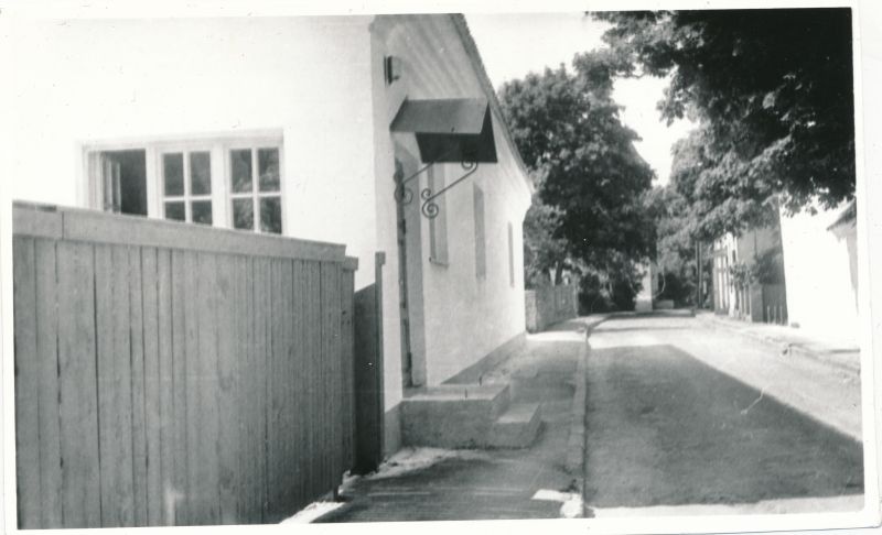 Foto. Maja Haapsalus, Jaani 8 (pildistamise ajal Kaardiväe 8). Läänemaa Veterinaarkeskus.  02.07.1980, Asta Veenpere.