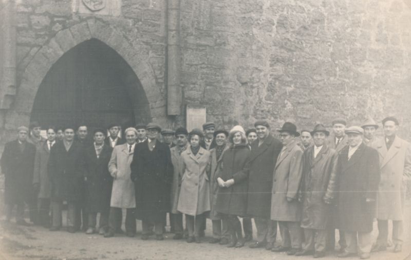 Foto. Haapsalu meeskoori album 1966-1967.  Kuressaare lossi ees.