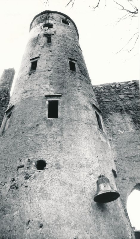 Foto. Kell teel Haapsalu lossitorni. 29.11.1990.