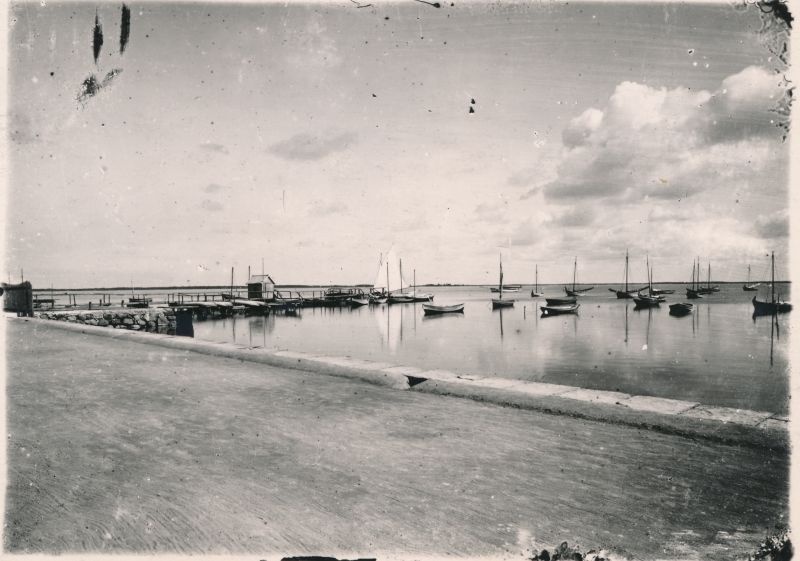Foto. Suur Promenaad. Vaade paadisillale ja paatidele Haapsalu Tagalahel. Foto ca XX saj. alguses. Fotogr. F. Haack.