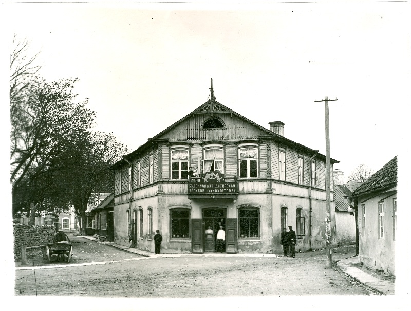 Foto. Ausbergi pagari- ja kondiitriäri Haapsalus Wiedemanni ja Suur-Mere tänava nurgal. Foto ca 1905.