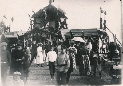 Foto. Läänemaa Põllumajandusnäitus Haapsalu lossipargis. Foto ca 1910.  duplicate photo