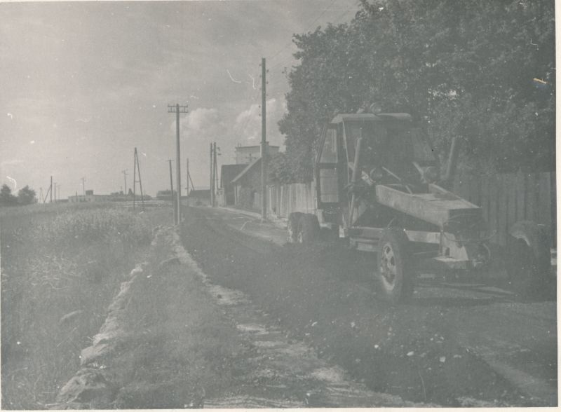 Foto. Mustkatte tegemine Haapsalus U. Sadama tänaval. Aug. 1961. Fotogr. R. Kalk.