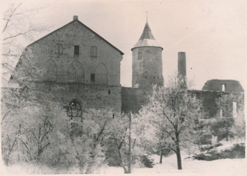 Foto. Toomkirik ja lossivaremed Haapsalus. Vaade kagu poolt eellinnuse vallilt. Foto ca XX saj. algaastail.