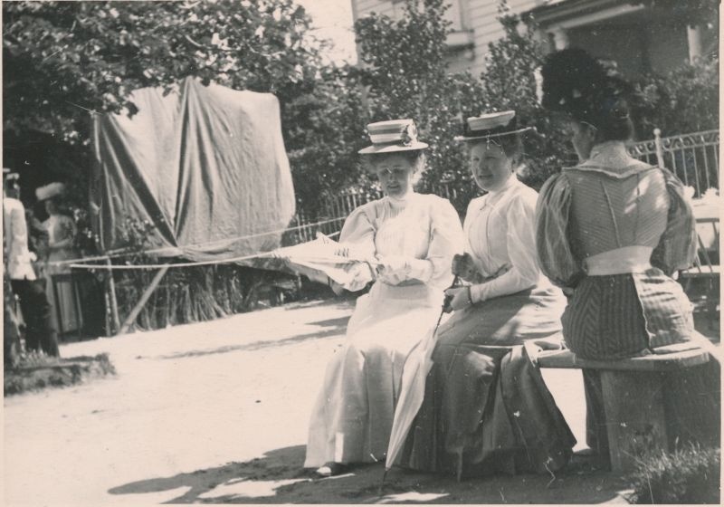 Foto. Motiiv suvisest Haapsalust. Kolm daami-suvitajat istumas pingil. Foto ca 1910.