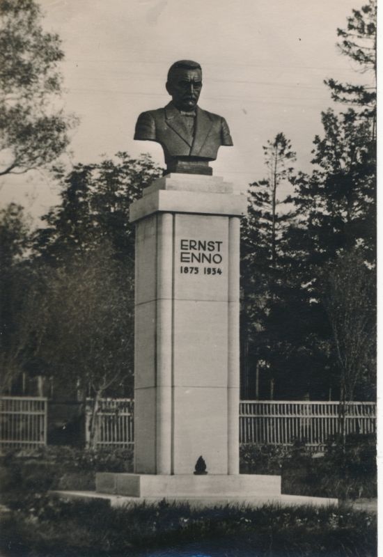 Foto. Ernst Enno büst Haapsalus, Saaremaa marmor, pronks, kõrgus 3,4 m, 1939. Hävitati 1945, taastati autori poolt 1957.