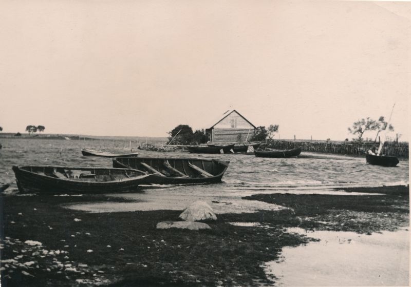 Foto. Vaade Holmile suvisel ajal. Üleujutatud rannik kalapaatidega. Foto ca XX saj. alguses.