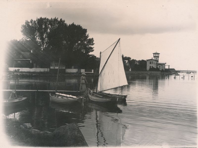 Foto. Haapsalu Šokolaadi-promenaad üle lahekääru. Esiplaanil paadisild ca 1905. Fotogr. E. Seigfeldt.