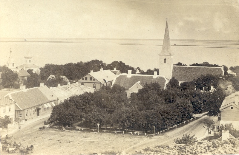 Foto. Vaade lossitornist turuplatsile ja raekojale Haapsalus. u 1888.
