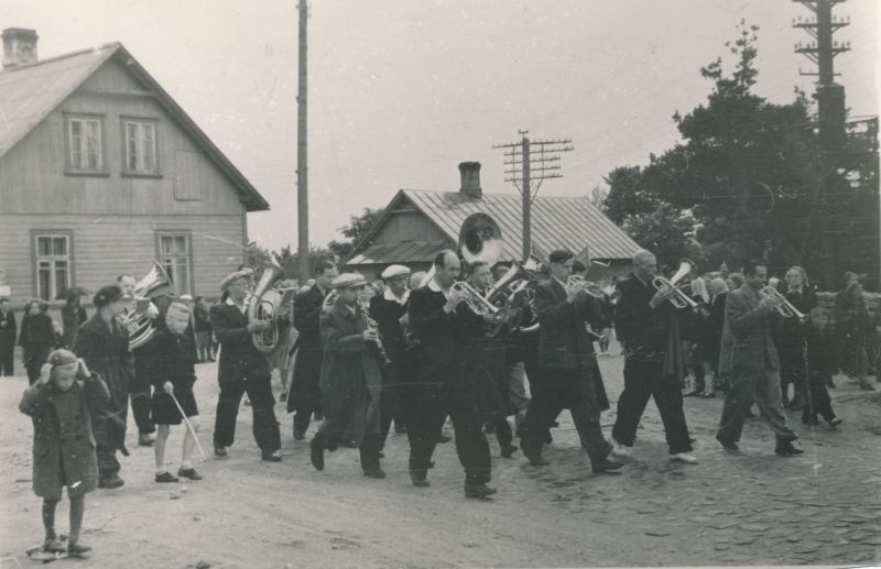 Foto. Spordiselts *Uku* poolt korraldatud tantsukursus 1937.a. Koopia. Asub HM 8117:1.