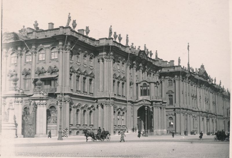 Foto. Petergrad. Talvepalee fassaad; vasakpoolne tiib. Foto ca XX saj. algusest.