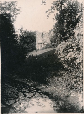 Foto. Haapsalu lossi kraav ja vall Krahviaias. Tagaplaanil eellinnuse kagupoolne väravatorn. Foto ca 1900.  duplicate photo