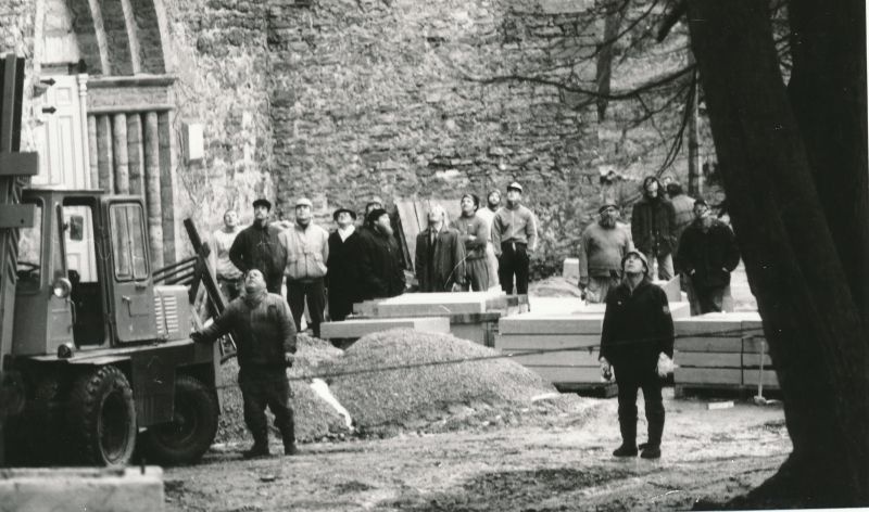 Foto. Inimesed jälgivad kella tõusu Haapsalu lossitorni. 29.11.1990.