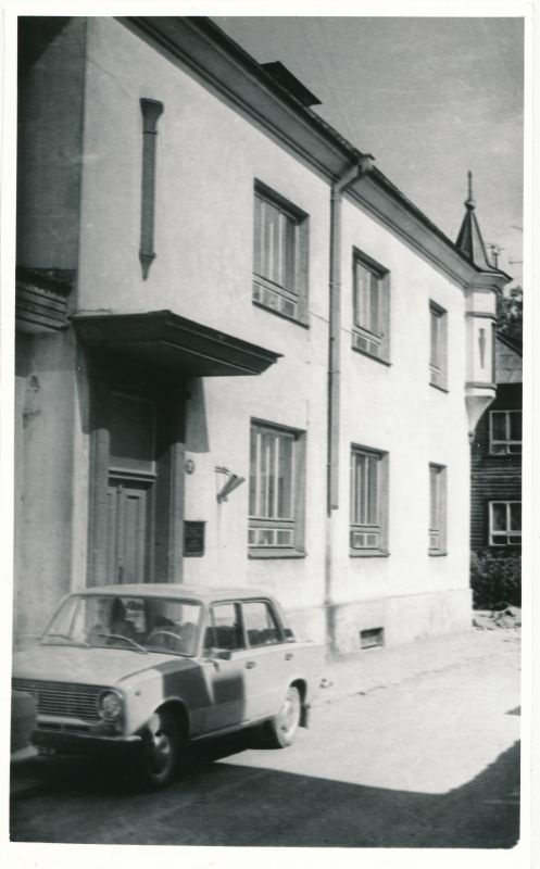 Foto. Maja Haapsalus Wiedemanni ja Ehte tänava nurgal, aadressiga Ehte 9 (pildistamise ajal Lauristini 9).  02.07.1980, Asta Veenpere.