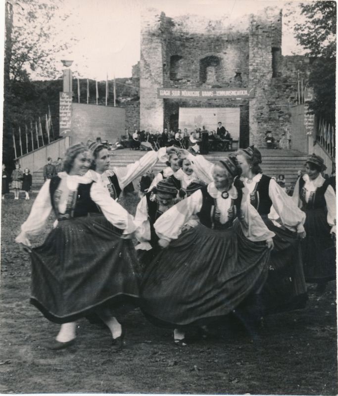 Foto. Rahvakunstiõhtu lossipargis. Esineb Haapsalu Kultuurimaja tantsurühm. 1958.