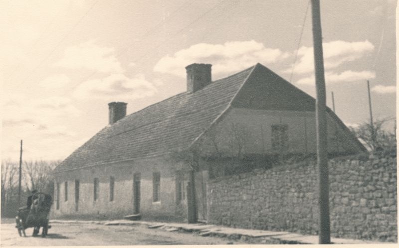 Foto. End. Tori kõrts, hilisem hobupostijaam. Komsomoli (end. Vee) tänav. 1955. Fotogr. R. Kalk.