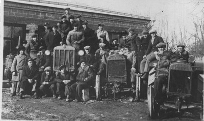 Arvat. Masinatarvitajate Ühingute Liidu motoristide-traktorijuhtide kurusused Tartus 1940. a.  duplicate photo
