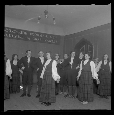 Tööstuskombinaadi "Koolivara" rahvatantsurühm harjutamas  similar photo