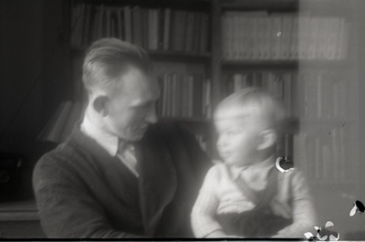 TRÜ psühhiaatria ja kohtuarstiteaduskonna kateedri assistent (1945-49) Jüri Saarma pojaga  similar photo
