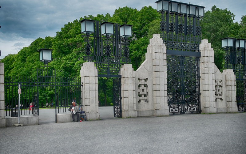 M/l "Šemahha" meeskonnaliikmed Oslos Frognerpargi väravate juures rephoto