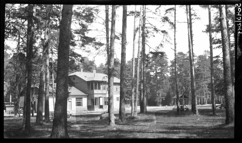 Paralepa kõrtsihoone.