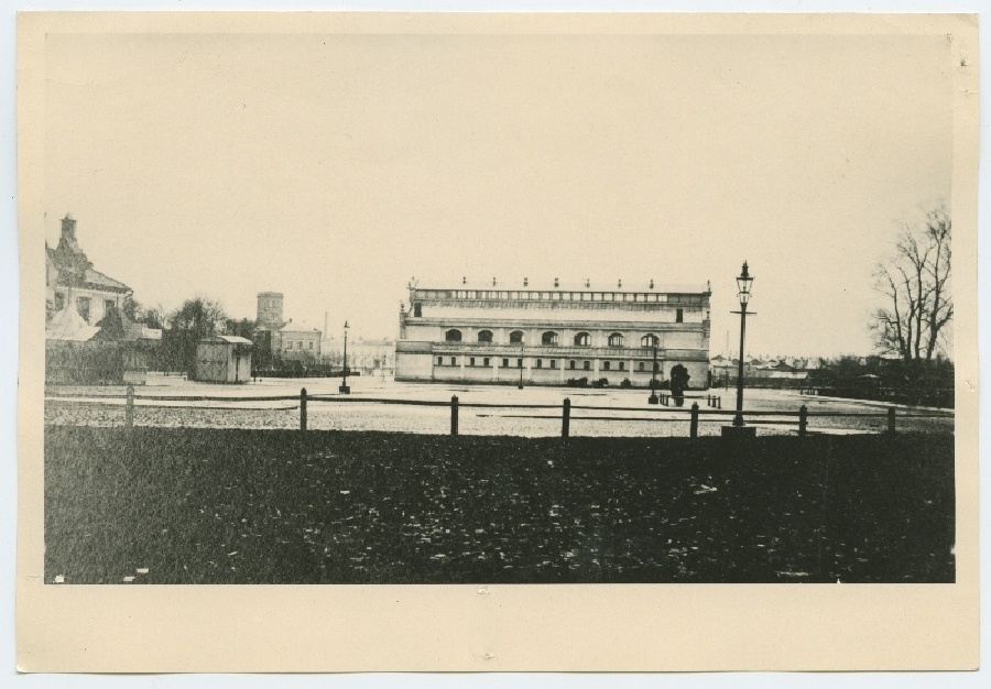 Tallinn, Uus turg, taga kaubamaja, mälestussambaga tähistatud 1906. aasta 16. oktoobri verevalamispaik.