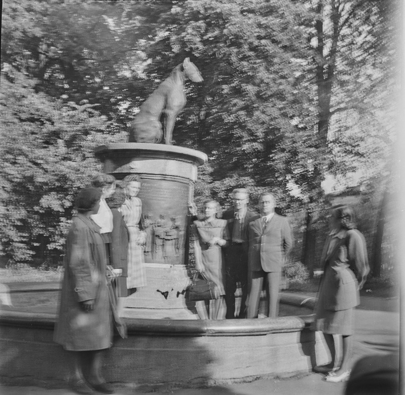 Inimesed üksikult ja grupina koerale? (Pavlov) pühendatud mälestussamba jalamil (Leningrad?)