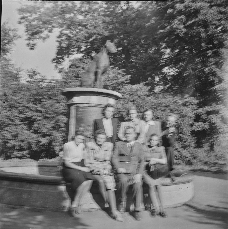 Inimesed üksikult ja grupina koerale? (Pavlov) pühendatud mälestussamba jalamil (Leningrad?)